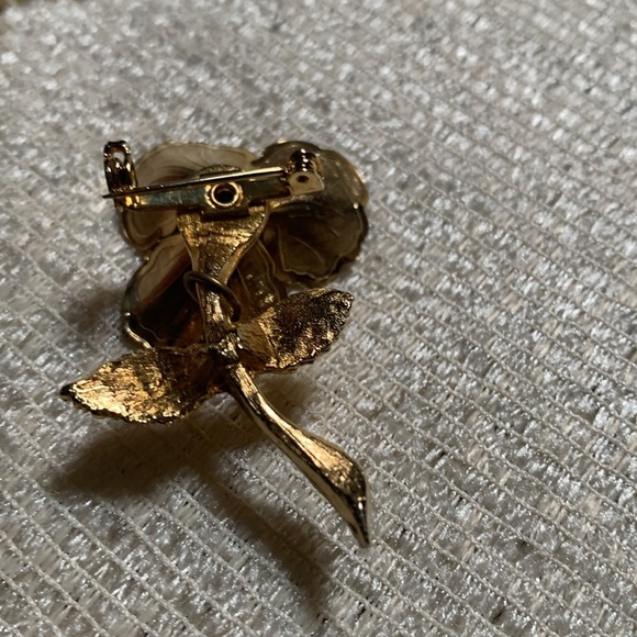 Elegant Gold Flower Brooch with Green Accent - Picture 2 of 8